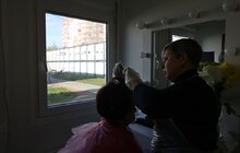 Фото 3: Турбота і краса: для мешканців модульного містечка на Сихові діє безкоштовна перукарня (відео)