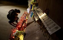 Фото 8: У Львові вшанували Героїв Небесної Сотні: на меморіалі палили ватру та співали українські пісні разом із пластунами (фото/відео)