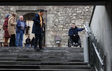 Фото 5: У центрі Львова, у підземному переході, встановили два електричні підйомники