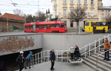 Фото 11: У центрі Львова, у підземному переході, встановили два електричні підйомники