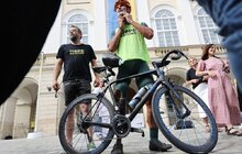 Фото 4: Американський морський піхотинець без ноги приїхав до Львова на велосипеді, щоб допомогти українським військовим (відео)