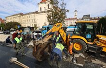 Фото 17: Ліквідація пориву на магістральному водопроводі на пр. Свободи триватиме до кінця дня: працюють водовозки