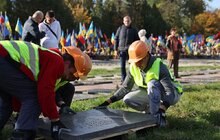 Фото 5: У Львові на Личаківському військовому цвинтарі відновили роботи з ексгумації давніх поховань: демонтовують радянські плити (відео)