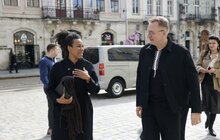 Фото 24: Європейські делегати, що приїхали на відкриття Молодіжної столиці у Львові, розпочали візит з покладання квітів молоді, що загинула через росію