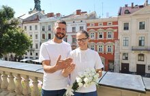 Фото 11: Переживши обстріл, пара вирішила заручитись у Ратуші
