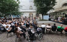 Фото 5: Ніно Катамадзе дала безкоштовний концерт для поранених військових у дворику львівської Ратуші (фото/​відео)