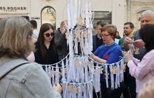 Фото 5: У Львові вшанували пам’ять дітей, які загинули від збройної агресії росії: в центрі міста розвісили символічних ангелів