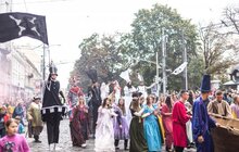 Фото 6: Центром Львова пройшла карнавальна хода: стартував 30-ий Міжнародний театральний фестиваль «Золотий лев»