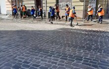 Фото 74: Комунальні служби дезінфікують місто: миють вулиці, тротуари, зупинки транспорту, сходові клітки будинків