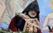 Фото 2: Впродовж дня охочі можуть набрати свяченої води з резервуару на площі Ринок