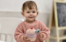 Фото 1: 16-річна переселенка з Донеччини дарує зроблені власноруч іграшки маленьким пацієнтам у Львові