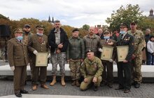 Фото 18: На Меморіалі Героїв Небесної Сотні вояки братства ветеранів УПА підняли національний стяг
