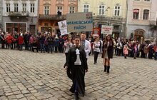 Фото 11: Львівські школярі продемонстрували шаховий флеш-моб «Шахова корона»