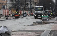 Фото 13: ІІ етап ремонту вул. Шевченка: підрядник стелить бруківку і облаштовує хідники