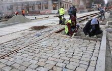 Фото 15: ІІ етап ремонту вул. Шевченка: підрядник стелить бруківку і облаштовує хідники