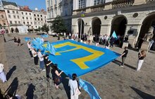 Фото 1: У центрі Львова урочисто підняли кримськотатарський прапор (фото)