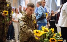Фото 2: Молитва та соняхи: у Гарнізонному храмі Львова відбувся вечір-реквієм пам’яті полеглих воїнів