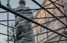 Фото 1: У Львові змонтують захисні конструкції довкола пам’ятника Адаму Міцкевичу і фігури Діви Марії
