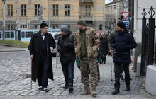 Фото 3: У Львові запустили безкоштовні екскурсії для військових, що лікуються у місті (відео)