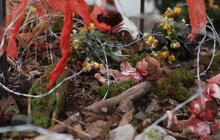 Фото 6: У Львові презентували особливу карту України із колючим дротом та закривавленими ляльками
