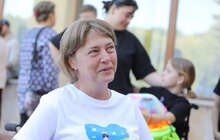 Фото 2: Мама з донькою, які під час ракетного обстрілу росіян втратили ноги, поїхали на протезування до США