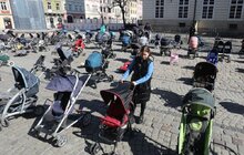 Фото 3: 109 порожніх дитячих візочків: у Львові провели соціальну акцію, щоб нагадати світу про вбитих ворогом дітей