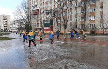 Фото 3: Комунальні служби дезінфікують місто: миють вулиці, тротуари, зупинки транспорту, сходові клітки будинків