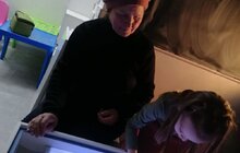 Фото 2: Літні панянки разом з дітьми малювали піском казкових героїв