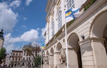 Фото 1: Біля львівської Ратуші на флагштоку вивісили прапор військово-морських сил