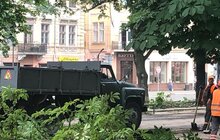 Фото 6: «До прибирання міста було задіяно сьогодні 1694 працівники комунальних підприємств і 72 одиниці техніки», - І. Маруняк