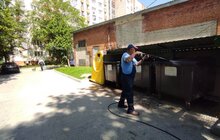 Фото 4: Перевізники ТПВ продовжують дезінфікувати контейнерні майданчики