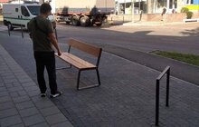 Фото 3: На вулиці Б. Хмельницького встановили лавочки та велопарковки 