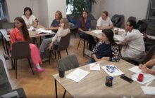 Фото 2: Переселенка після безкоштовного навчання шиє весільні плаття для українського бренду (фото/відео)