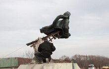 Фото 5: Скульптуру «Русалка Дністрова» демонтували і везуть до Львова