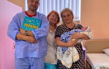 Фото 3: У Львові малюкам, які народилися у День Незалежності, дарували книги про Україну
