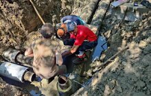 Фото 1: На вул. Коновальця, 103 і вул. Багряного, 49 проводять заміну аварійних ділянок мережі