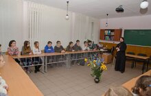 Фото 14: Духовні зустрічі священиків із вчителями та учнями