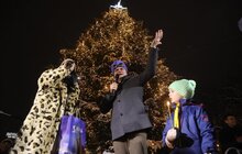 Фото 6: У Львові засвітили центральну міську ялинку, а також передали громаді міста Вифлеємський вогонь миру