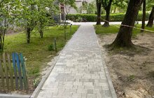 Фото 8: На вул. Тролейбусній облаштували доступність прибудинкової території біля будинку, де проживає дитина на кріслі колісному