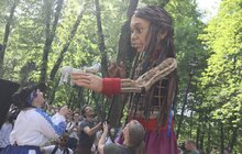 Фото 3: Майже 4-метрова лялька Амаль відвідала містечко для переселенців у Львові та прогулялася Стрийським парком