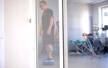 Фото 4: Боєць, який підірвався на двох мінах і втратив ногу, готується до протезування у центрі НЕЗЛАМНІ