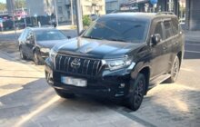 Фото 4: На вул. Залізничній дозволене лише паралельне паркування вздовж бордюру: водіїв просять не порушувати правила, паркуючись «ялинкою»