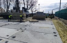 Фото 4: Будівництва нового шляхопроводу на Рясне: підрядник завершив укладання залізобетонних плит для заїзду великогабаритної техніки