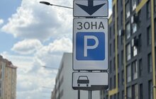 Фото 1: На нещодавно відкритій ділянці вул. Залізничної водії приватних автомобілів паркуються з порушеннями — заїжджають на велодоріжки та пошкоджують газони