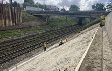 Фото 4: Будівництво шляхопроводу на Рясне: активні роботи тривають з обох сторін споруди