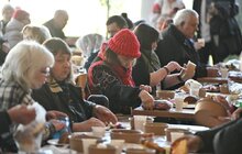 Фото 5: У Львові приготували Великодній сніданок для потребуючих людей