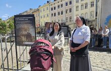 Фото 5: «Мам, я в безпеці»: у Львові відкрили фотовиставку про жінок, які рятували дітей від російських обстрілів