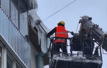 Фото 5: Комунальники у Львові очистили від буруль дахи понад 150 будинків: пішоходів закликають бути обережними