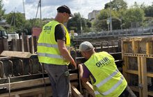 Фото 3: Шляхопровід на Рясне: зі сторони вул. Ковча вже облаштували шпунтову огорожу