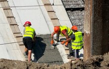 Фото 4: Будівництво шляхопроводу в Рясне: з обох сторін споруди вже влаштовано буронабивні палі